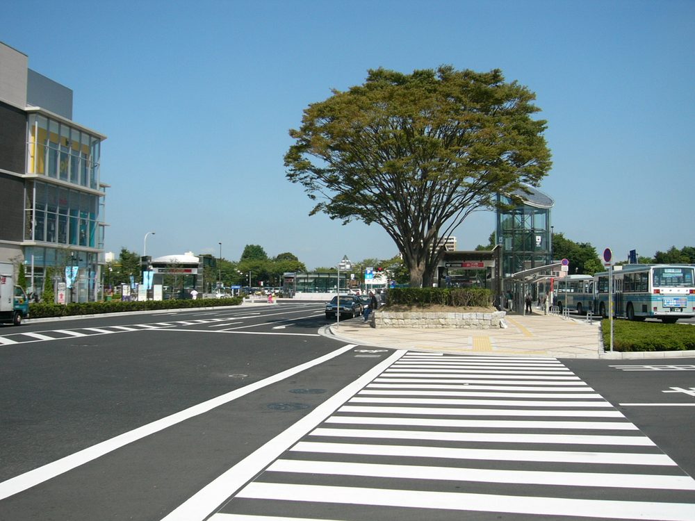 つくば駅前のペデストリアンデッキと駅ビル