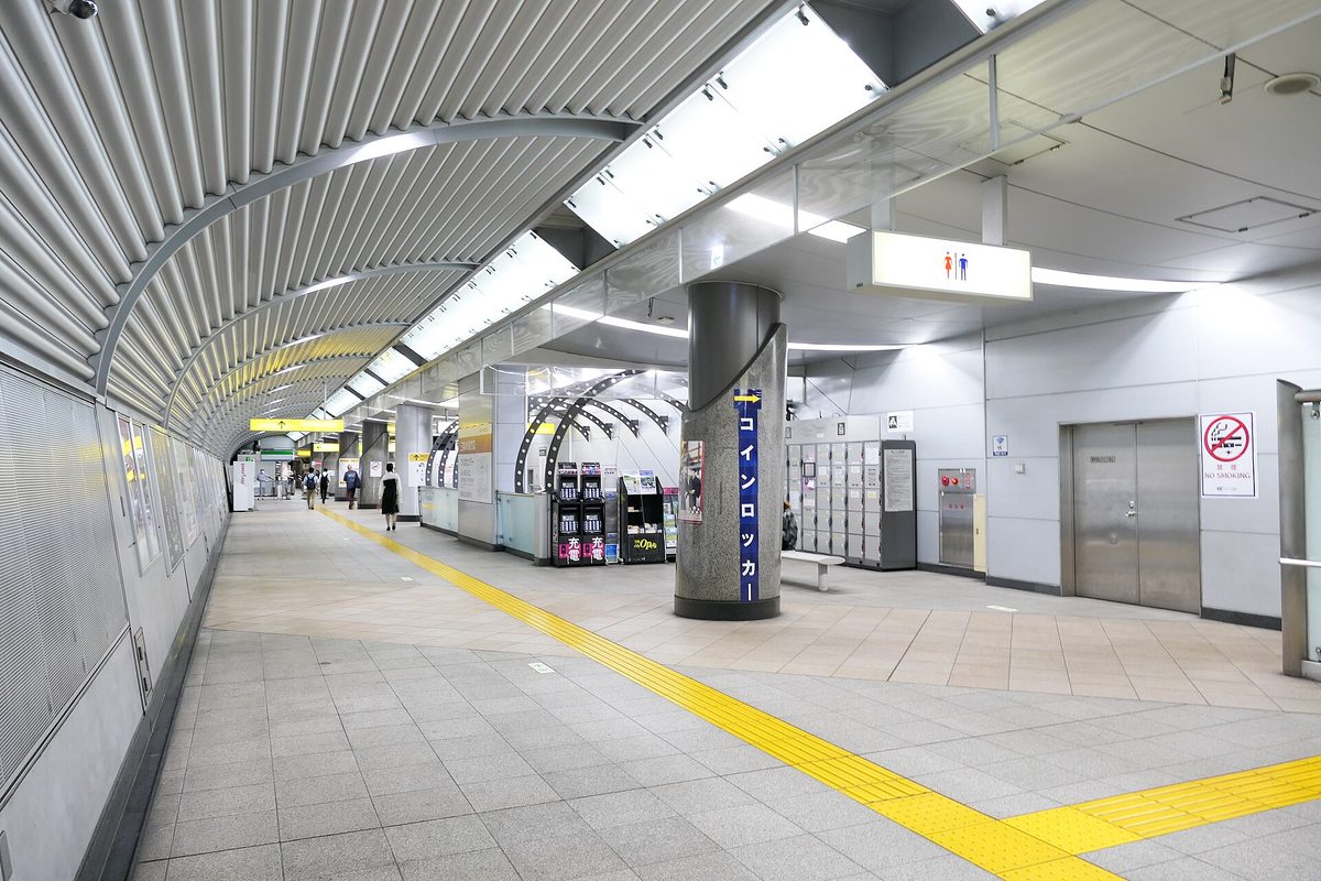 つくば駅のコンコース。コインロッカー、トイレの案内、エレベーター、禁煙の表示