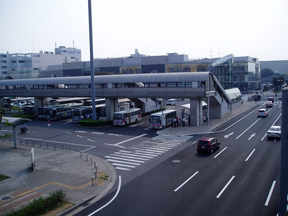 2005年9月のつくばセンター。西武・クレオ・Q’t・イオンの看板が同時に見える