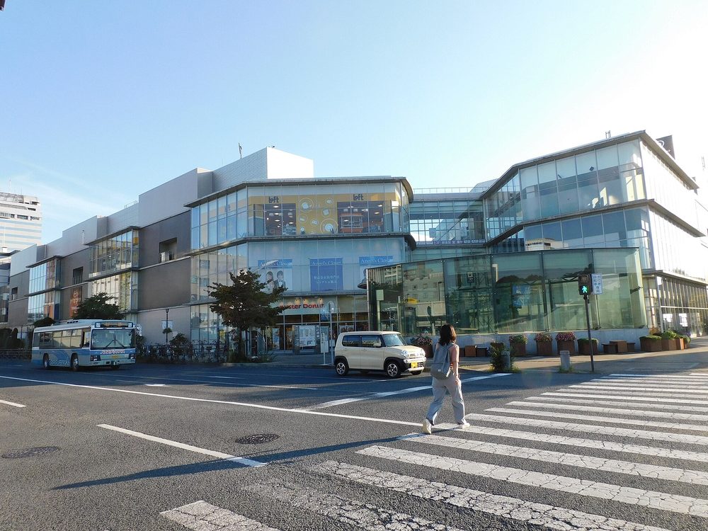 2021年、トナリエつくばスクエアQ’tに改称された建物。ロフトとミスタードーナツの看板