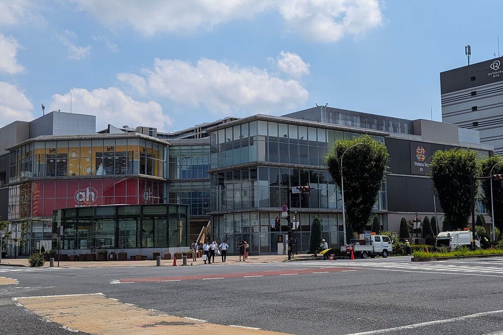 2023年のトナリエつくばスクエアQ’tの外観と現在の看板