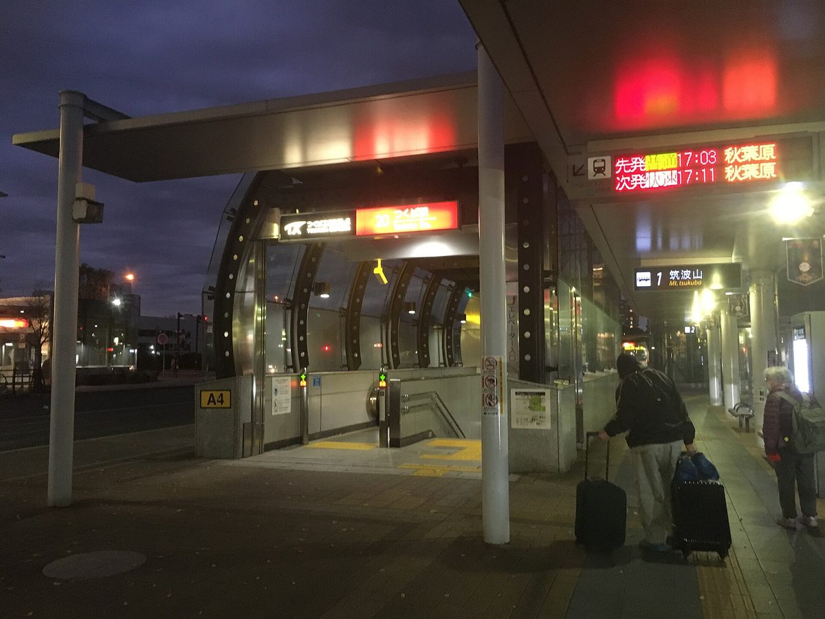 夜のつくば駅出入口。地下から上がってくる階段と駅前広場の照明